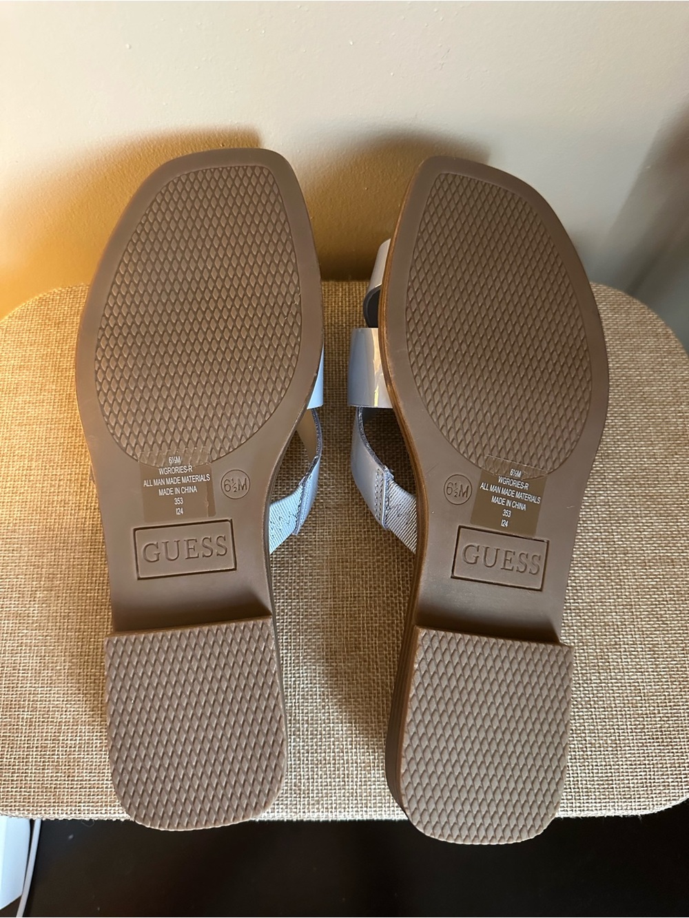 GUESS Light Blue Patent Slide Sandals with Silver Chain Emblem 6.5 - Picture 6 of 7